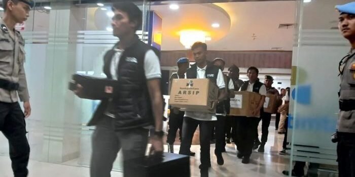 Personel Ditreskrimsus Polda Kalimantan Utara saat membawa barang bukti dokumen usai melakukan penggeledahan untuk kasus dugaan kredit fiktif di Bankaltimtara, Tanjung Selor pada Jumat (15/8/2025) malam. Foto: ANTARA/SA