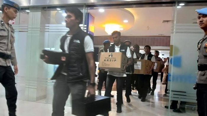 Personel Ditreskrimsus Polda Kalimantan Utara saat membawa barang bukti dokumen usai melakukan penggeledahan untuk kasus dugaan kredit fiktif di Bankaltimtara, Tanjung Selor pada Jumat (15/8/2025) malam. Foto: ANTARA/SA