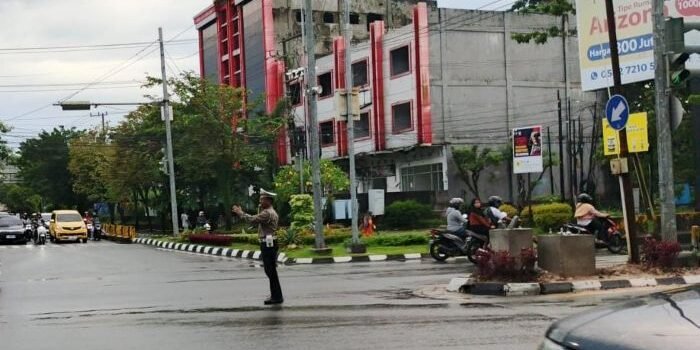 Personel Satlantas Polresta Balikpapan Mengatur Arus Lalu Lintas di sejumlah titik rawan kemacetan, pada Selasa (19/8/2025) pagi. Foto: HO/Humas Polresta Balikpapan