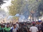 Personel Satuan Brimob Polda Metro Jaya membubarkan massa unjuk rasa dengan menembakkan gas air mata di depan Mako Brimob, Kwitang, Jakarta Pusat, Jumat sore (29/8/2025). FOTO : ANTARA/Mario Sofia Nasution.