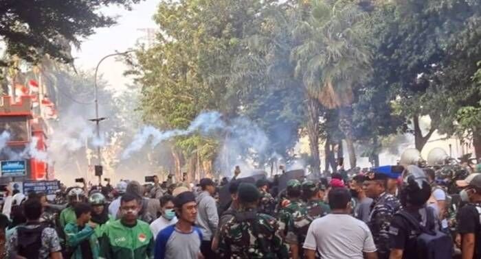 Personel Satuan Brimob Polda Metro Jaya membubarkan massa unjuk rasa dengan menembakkan gas air mata di depan Mako Brimob, Kwitang, Jakarta Pusat, Jumat sore (29/8/2025). FOTO : ANTARA/Mario Sofia Nasution.