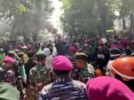 Personel TNI AL mengajak demonstran di depan Mako Brimob untuk tidak melakukan aksi provokasi dan pelemparan kepada petugas pada Jumat (29/8/2025). Foto: IST/ANTARA/Mario Sofia Nasution.