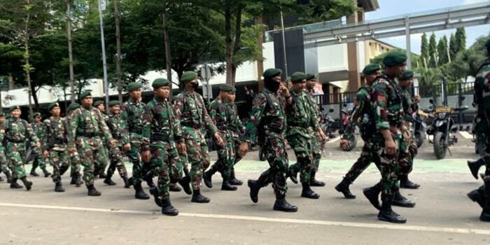 Personel TNI berjalan menuju lokasi unjuk rasa untuk menenangkan demonstran melalui dialog di Jakarta, Jumat (29/8/2025). Foto: ANTARA/Mario Sofia Nasution.