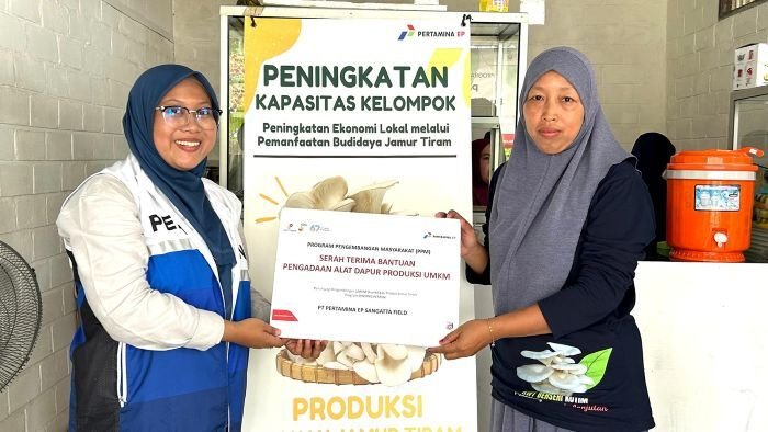 Pertamina EP Sangatta Field saat memberikan bantuan pengadaan alat dapur produksi umum kepada kelompok tani budidaya jamur tiram. Foto: HO/PHI