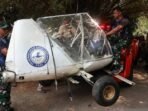 Prajurit TNI AU mengevakuasi bangkai pesawat latih sipil Microlight Fixedwing Quicksilver GT500 dengan register PK-S126 yang jatuh di perkebunan warga, TPU Astana, Ciar pea, Kabupaten Bogor, Jawa Barat, Minggu (3/8/2025). FOTO: ANTARA/Fadli/bar
