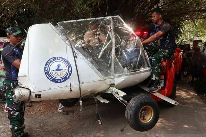 Prajurit TNI AU mengevakuasi bangkai pesawat latih sipil Microlight Fixedwing Quicksilver GT500 dengan register PK-S126 yang jatuh di perkebunan warga, TPU Astana, Ciar pea, Kabupaten Bogor, Jawa Barat, Minggu (3/8/2025). FOTO: ANTARA/Fadli/bar