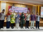 Peserta Pendidikan Politik bertema “Hak-hak Perempuan dalam Politik dan Demokrasi” berfoto bersama di Aula Dinas Perpustakaan dan Kearsipan Kota Samarinda, pada Kamis (14/8/2025). Foto: BorneoFlash/Nur Ainunnisa