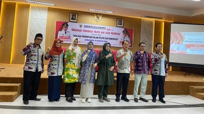 Peserta Pendidikan Politik bertema “Hak-hak Perempuan dalam Politik dan Demokrasi” berfoto bersama di Aula Dinas Perpustakaan dan Kearsipan Kota Samarinda, pada Kamis (14/8/2025). Foto: BorneoFlash/Nur Ainunnisa