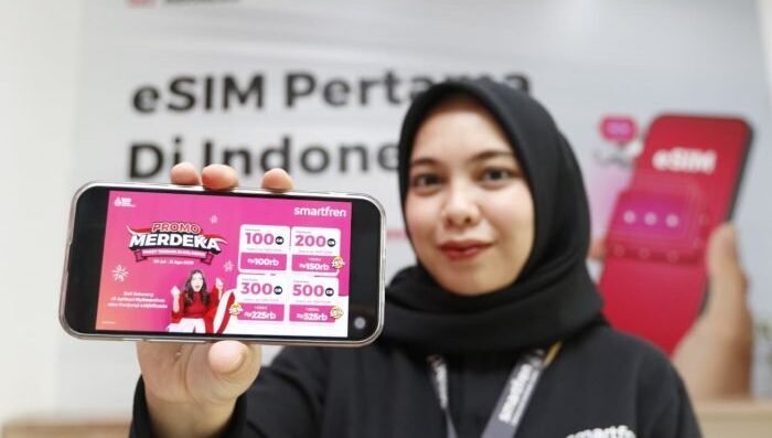 Petugas Smarftren Gallery Medan menunjukkan Kampanye “Merdeka Tanpa Batas”, pada Jumat (15/08/2025). Foto: HO/XLSMART