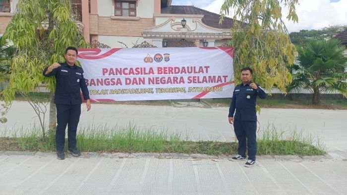 Polda Kaltim melalui Subbid Penmas Bidang Humas melaksanakan aksi nyata dengan pemasangan baliho dan spanduk di sejumlah lokasi strategis wilayah Balikpapan Utara, pada Rabu (6/8/2025). Foto: HO/Humas Polda Kaltim