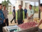 Polres Kutai Barat Bersama Pemkab setempat melaksanakan pengawasan ketat terhadap harga dan ketersediaan sembako di pasar tradisional wilayah Kubar, pada Jumat (08/08/2025). Foto: HO/Humas Polres Kubar
