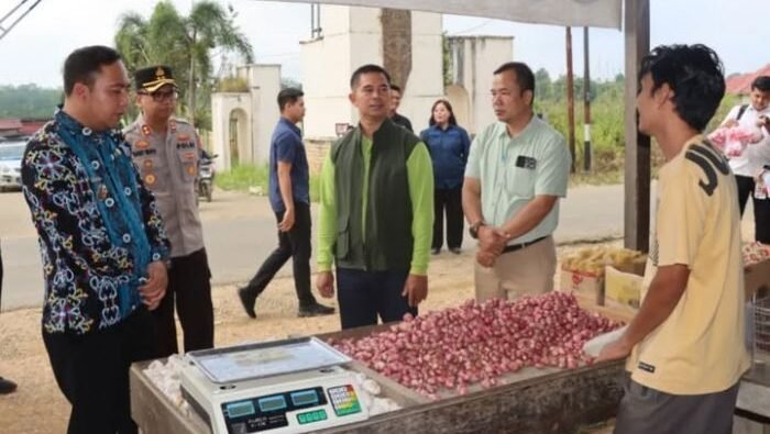Polres Kutai Barat Bersama Pemkab setempat melaksanakan pengawasan ketat terhadap harga dan ketersediaan sembako di pasar tradisional wilayah Kubar, pada Jumat (08/08/2025). Foto: HO/Humas Polres Kubar