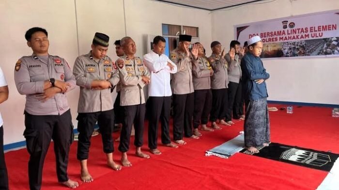 Polres Mahulu melaksanakan doa bersama lintas elemen masyarakat serta pelaksanaan shalat ghaib untuk almarhum Affan Kurniawan, driver ojek online yang menjadi korban Saat Aksi unjuk Rasa di Jakarta, bertempat di Aula Mako Polres Mahakam Ulu, pada Sabtu (30/8/2025). Foto: HO/Humas Polres Mahulu