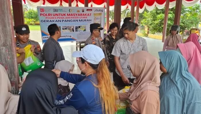 Polres Penajam Paser Utara (PPU) bekerja sama dengan Bulog Kabupaten PPU melaksanakan kegiatan Pasar Pangan Murah bertajuk “Polri untuk Masyarakat”, pada Sabtu (30/8/2025). Foto: HO/Humas Polres PPU 