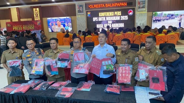 Polresta Balikpapan Gelar press release Operasi Antik 2025, yang turut dihadiri Camat, Lurah, perwakilan Dinas Kesehatan, dan Dinas Sosial, pada Senin (11/8/2025). Foto: BorneoFlash/Agung Putra