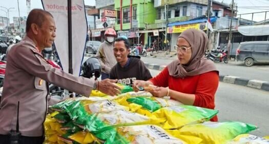 Polresta Balikpapan kembali menyalurkan beras SPHP seberat 5 kg dengan harga terjangkau, yaitu hanya Rp60.000 per kemasan dalam Gerakan Pangan Murah (GPM), pada Senin (25/08/2025). Foto: HO/Humas Polresta Balikpapan 
