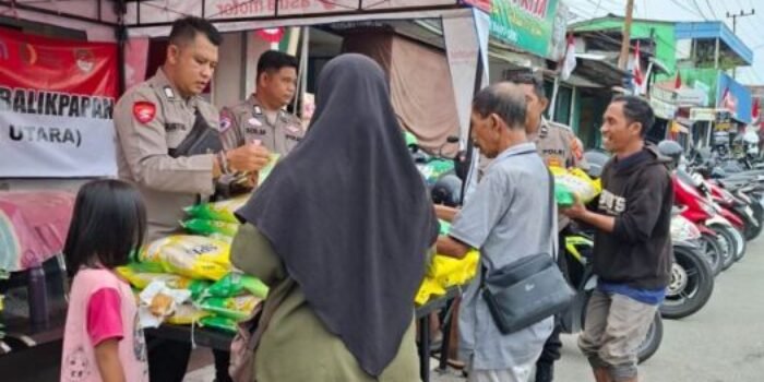 Polresta Balikpapan kembali menyalurkan beras SPHP seberat 5 kg dengan harga terjangkau, yaitu hanya Rp60.000 per kemasan dalam Gerakan Pangan Murah (GPM), pada Senin (25/08/2025). Foto: HO/Humas Polresta Balikpapan