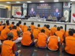 Polresta Samarinda Gelar Konferensi Pers Keberhasilan Signifikan Operasi Antik Mahakam 2025, dengan mengamankan 66 Tersangka. Foto: HO/Humas Polresta Samarinda
