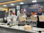 Polresta Samarinda saat menggelar konferensi pers terkait jaringan Narkoba yang memperlihatkan barang bukti, pada Jumat (1/8/2025). Foto: BorneoFlash/Nur Ainunnisa