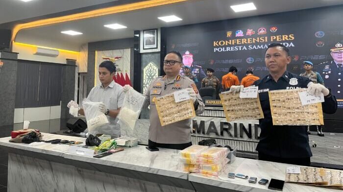 Polresta Samarinda saat menggelar konferensi pers terkait jaringan Narkoba yang memperlihatkan barang bukti, pada Jumat (1/8/2025). Foto: BorneoFlash/Nur Ainunnisa