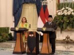 Presiden Prabowo Subianto (kedua kiri) dan Presiden Republik Peru Dina Ercilia Boluarte Zegarra (kiri) menyampaikan paparan dalam konferensi pers usai pertemuan bilateral di Istana Merdeka, Jakarta, Senin (11/8/2025). FOTO: ANTARA/Andi Firdaus