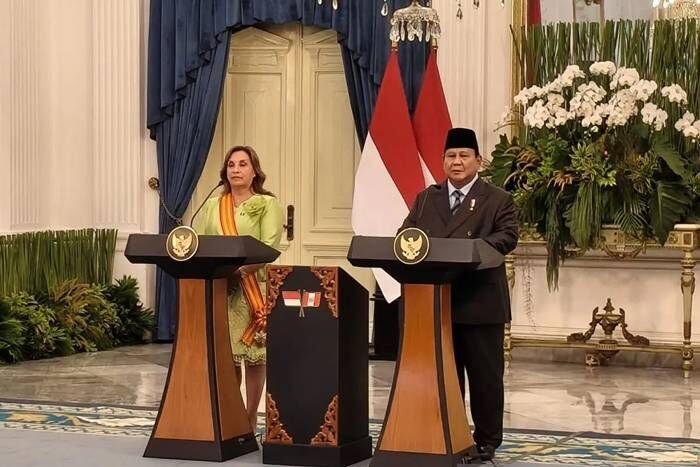 Presiden Prabowo Subianto (kedua kiri) dan Presiden Republik Peru Dina Ercilia Boluarte Zegarra (kiri) menyampaikan paparan dalam konferensi pers usai pertemuan bilateral di Istana Merdeka, Jakarta, Senin (11/8/2025). FOTO: ANTARA/Andi Firdaus