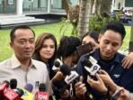 Menteri Sekretaris Negara sekaligus Juru Bicara Presiden RI Prasetyo Hadi (kiri) menjawab pertanyaan wartawan saat dia ditemui selepas meninjau gladi kotor Upacara Penurunan Bendera Merah Putih di Istana Merdeka, Jakarta, Rabu (13/8/2025). FOTO : ANTARA/Genta Tenri Mawangi.