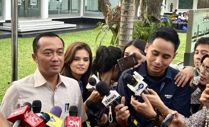 Menteri Sekretaris Negara sekaligus Juru Bicara Presiden RI Prasetyo Hadi (kiri) menjawab pertanyaan wartawan saat dia ditemui selepas meninjau gladi kotor Upacara Penurunan Bendera Merah Putih di Istana Merdeka, Jakarta, Rabu (13/8/2025). FOTO : ANTARA/Genta Tenri Mawangi.