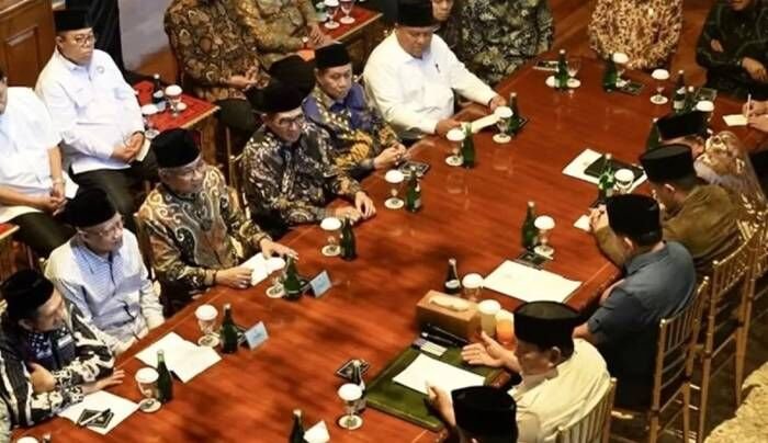 Presiden Prabowo Subianto (bawah, dua kiri) berdialog dan berdiskusi dengan 16 organisasi kemasyarakatan (ormas) Islam yang diwakili oleh ketua umum dan sekretaris jenderalnya masing-masing di kediaman pribadi Prabowo, Hambalang, Kabupaten Bogor, Jawa Barat, Sabtu (30/8/2025). FOTO: ANTARA/HO-BPMI Sekretariat Presiden/aa.
