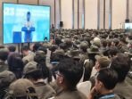 Sejumlah guru Program Sekolah Rakyat menyimak pidato Presiden Prabowo Subianto melalui layar televisi dalam agenda pembekalan bagi tenaga pendidik Sekolah Rakyat di JIExpo, Kemayoran, Jakarta, Jumat (22/8/2025). FOTO: ANTARA/Andi Firdaus