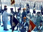 Presiden Prabowo Subianto mengukuhkan Panglima Kopassus Letjen TNI Djon Afriandi, Panglima Korps Marinir Letjen TNI (Mar) Endi Supardi, dan Panglima Korps Pasukan Gerak Cepat Marsekal Madya TNI Deny Muis sebagai perwira tinggi bintang tiga, kemudian mengukuhkan dan melantik Marsekal Madya TNI Andyawan Martono Putra sebagai Panglima Komando Pertahanan Udara Nasional TNI AU dalam Upacara Gelar Pasukan Operasional dan Kehormatan Militer di Pusat Pendidikan dan Latihan Pasukan Khusus (Pusdiklatpassus) Kopassus TNI Angkatan Darat, Batujajar, Kabupaten Bandung Barat, Jawa Barat, Minggu (10/8/2025). FOTO : ANTARA/HO-Puspen TNI.