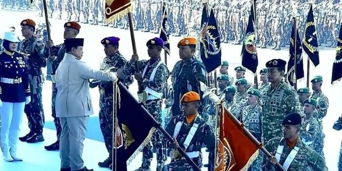 Presiden Prabowo Subianto mengukuhkan Panglima Kopassus Letjen TNI Djon Afriandi, Panglima Korps Marinir Letjen TNI (Mar) Endi Supardi, dan Panglima Korps Pasukan Gerak Cepat Marsekal Madya TNI Deny Muis sebagai perwira tinggi bintang tiga, kemudian mengukuhkan dan melantik Marsekal Madya TNI Andyawan Martono Putra sebagai Panglima Komando Pertahanan Udara Nasional TNI AU dalam Upacara Gelar Pasukan Operasional dan Kehormatan Militer di Pusat Pendidikan dan Latihan Pasukan Khusus (Pusdiklatpassus) Kopassus TNI Angkatan Darat, Batujajar, Kabupaten Bandung Barat, Jawa Barat, Minggu (10/8/2025). FOTO : ANTARA/HO-Puspen TNI.