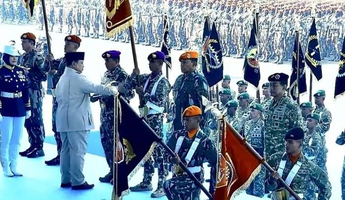 Presiden Prabowo Subianto mengukuhkan Panglima Kopassus Letjen TNI Djon Afriandi, Panglima Korps Marinir Letjen TNI (Mar) Endi Supardi, dan Panglima Korps Pasukan Gerak Cepat Marsekal Madya TNI Deny Muis sebagai perwira tinggi bintang tiga, kemudian mengukuhkan dan melantik Marsekal Madya TNI Andyawan Martono Putra sebagai Panglima Komando Pertahanan Udara Nasional TNI AU dalam Upacara Gelar Pasukan Operasional dan Kehormatan Militer di Pusat Pendidikan dan Latihan Pasukan Khusus (Pusdiklatpassus) Kopassus TNI Angkatan Darat, Batujajar, Kabupaten Bandung Barat, Jawa Barat, Minggu (10/8/2025). FOTO : ANTARA/HO-Puspen TNI.