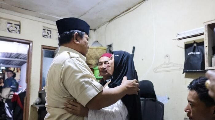 Presiden menyambangi kediaman almarhum Affan Kurniawan, pengemudi ojek online yang menjadi korban insiden kendaraan taktis. Foto: Instagram/@prabowo