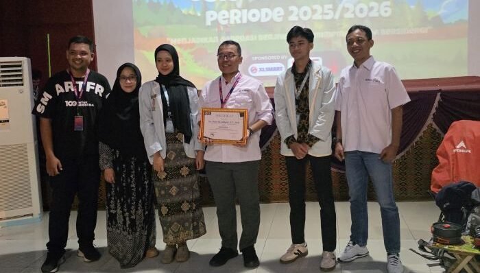 Head of Corporate Communication & CSR XLSMART, Dani Miftahul Akhyar (ketiga dari kanan) bersama dengan Kepala Sekolah SMK Taruna Terpadu, Dini Nurdiniah (kedua dari kiri) pada Seminar Leadership & Communications calon pengurus OSIS SMK Taruna Terpadu 1 (Borcess) Bogor yang diadakan dalam Masa Pengenalan Lingkungan Sekolah (MPLS), pada Minggu (27/7/2025). Foto: HO/ XLSMART
