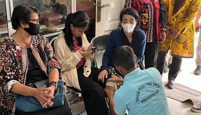 Proses Pemasangan kaki palsu kepada anak-anak dan penyandang disabilitas di Sekretariat Dewan Pengurus Cabang Perkumpulan Penyandang Disabilitas Indonesia Kota Balikpapan, pada Kamis (7/8/2025). Foto: BorneoFlash/Niken Sulastri