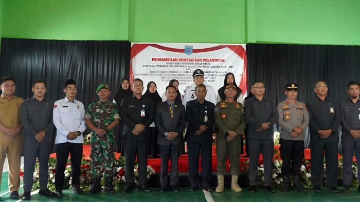 Prosesi pelantikan dan pengambilan sumpah PAW Kepala Desa Tanah Periuk, oleh Sekda Paser, Katsul Wijaya, di Gedung Serbaguna Desa Tanah Periuk, Selasa (5/8/2025). Foto: BorneoFlash/IST
