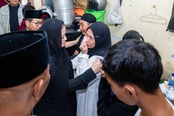 Ketua DPR RI Puan Maharani melakukan mengunjungi ke rumah keluarga almarhum Affan Kurniawan. FOTO: ANTARA/HO-DPR.