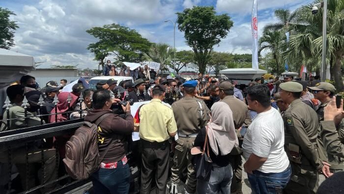 Puluhan Non Asn Gelar Aksi Damai di Depan Kantor Gubernur Kaltim, pada Kamis (14/8/2025). Foto: BorneoFlash/Nur Ainunnisa