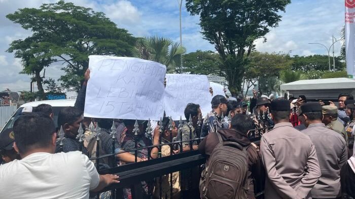 Puluhan Non Asn Gelar Aksi Damai di Depan Kantor Gubernur Kaltim, pada Kamis (14/8/2025). Foto: BorneoFlash/Nur Ainunnisa