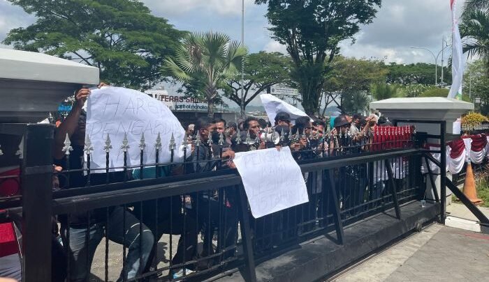 Puluhan Non Asn Gelar Aksi Damai di Depan Kantor Gubernur Kaltim, pada Kamis (14/8/2025). Foto: BorneoFlash/Nur Ainunnisa