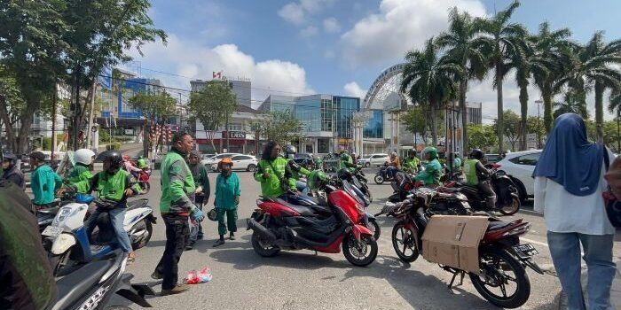 Puluhan pengemudi Ojek Online berkumpul dalam kegiatan Jumat Curhat sekaligus Jumat Berkah bersama Kapolresta Balikpapan, Kombes Pol Anton Firmanto, di Halaman Azko Balikpapan Permai, pada Jumat (29/8/2025). Foto: BorneoFlash/Niken Sulastri
