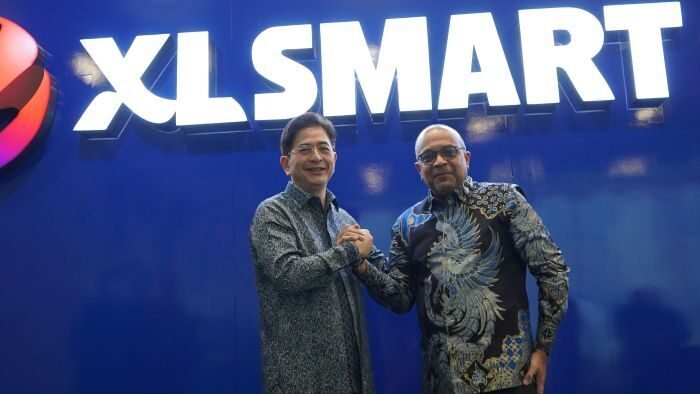 (ki-ka) Presiden Komisaris PT XLSMART Telecom Sejahtera Tbk, Arsjad Rasjid bersama dengan Direktur&Chief Integration Officer PT XLSMART Telecom Sejahtera Tbk, Sanjay Kumar Gordhan A Vaghasia dalam acara RUPSLB di XLSMART Tower, Jakarta. Selasa (12/8/2025). Foto: HO/XLSMART 