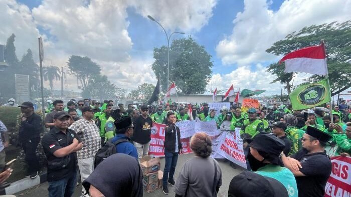 Ratusan driver ojek online gelar demo di depan Kantor Gubernur Kaltim terkait aturan tarif, pada Senin (11/8/2025). Foto: BorneoFlash/Nur Ainunnisa