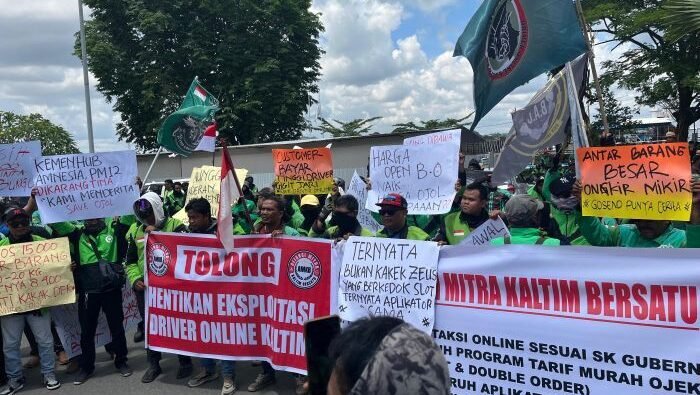 Ratusan driver ojek online gelar demo di depan Kantor Gubernur Kaltim terkait aturan tarif, pada Senin (11/8/2025). Foto: BorneoFlash/Nur Ainunnisa