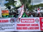 Ratusan driver ojek online gelar demo di depan Kantor Gubernur Kaltim terkait aturan tarif, pada Senin (11/8/2025). Foto: BorneoFlash/Nur Ainunnisa