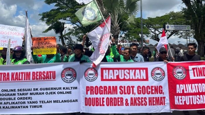 Ratusan driver ojek online gelar demo di depan Kantor Gubernur Kaltim terkait aturan tarif, pada Senin (11/8/2025). Foto: BorneoFlash/Nur Ainunnisa