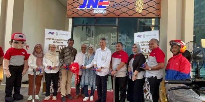 SVP Marketing Group Head JNE, Eri Palgunadi dan Dr. Thomas Umbu Pati Tena Bolodadi selaku Deputi Bidang Pengendalian Pembangunan IKN meresmikan Sales Counter JNE – IKN 01, di Hunian ASN 4 Tower 3 Lantai Dasar, Kawasan Inti Pusat Pemerintahan (KIPP), pada Rabu, 27 Agustus 2025. Foto: BorneoFlash/Niken Sulastri