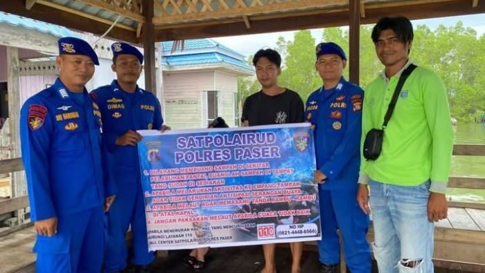Sat Polairud Polres Paser Intensifkan Patroli Dialogis Kepada warga dan para nelayan yang beraktivitas di sekitar Desa Pondong Baru serta Perairan Teluk Adang, Kabupaten Paser, pada Kamis (7/8/2025). Foto: HO/Humas Polres Paser