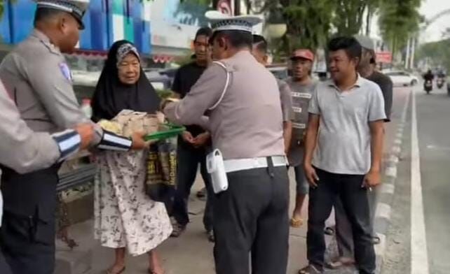 Satlantas Polresta Balikpapan menggelar aksi sosial “Jumat Berbagi” atau Jumat Berkah, pada Jumat (8/8/2025) pagi. Foto: HO/Humas Polresta Balikpapan